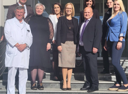 Ministrica stoji pred zdravstvenim domom s predstavniki doma