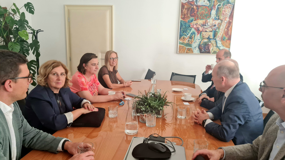 Ministrica za zdravje dr. Valentina Prevolnik Rupel med sprejemom tuje in slovenske delegacije. 