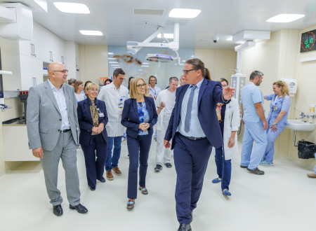 Moški v modri obleki kaže z roko nove prostore