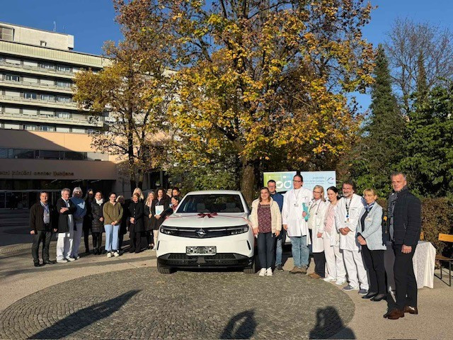 Vozilo in predstavniki UKC Ljubljana pred stavbo UKC Ljubljana