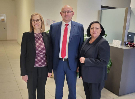 Vsi trije stojijo v avli bolnišnice 