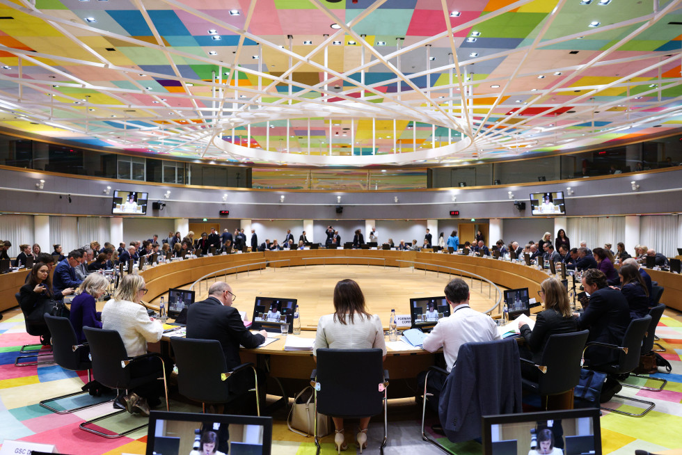 Dvorana, ministri za zdravje sedijo za okroglo mizo