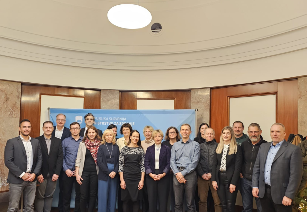 Skupina strokovnjakov se slika, v ozadju napis Ministrstvo za zdravje