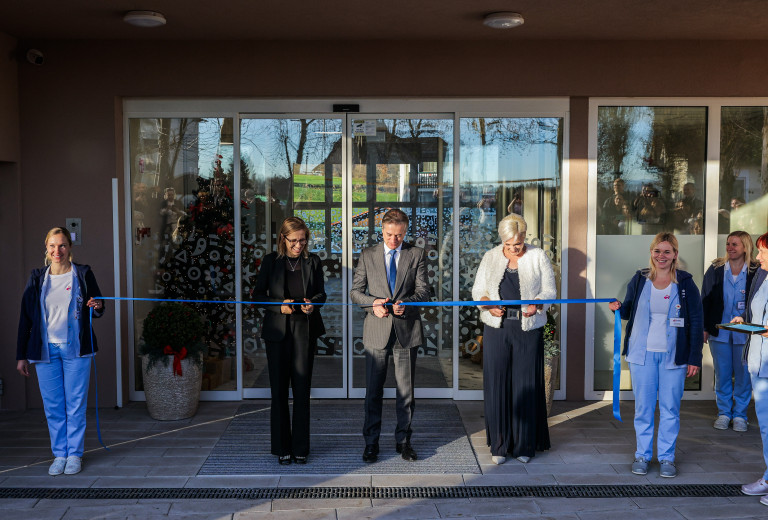 Ministrica za zdravje na delovnem obisku v Zasavju in na odprtju novega objekta Bolnišnice za otroke