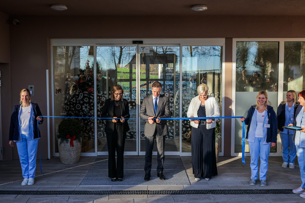 Ministrica za zdravje, predsednik Vlade in direktorica BOŠ režejo slavnostni trak