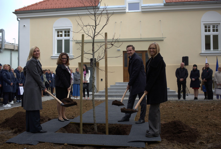 Ministrica na slavnostnem odprtju prenovljene Vile Sonja