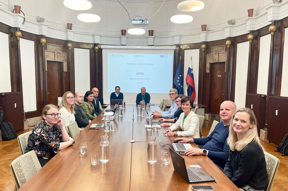 Dolgo omizje, za katerim sedijo predstavniki projektne ekipe