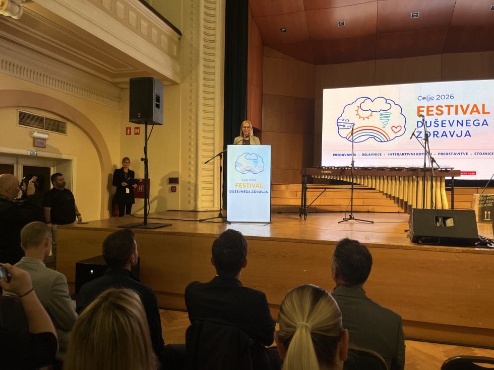 Ministrica na odru nagovarja zbrane na festivalu