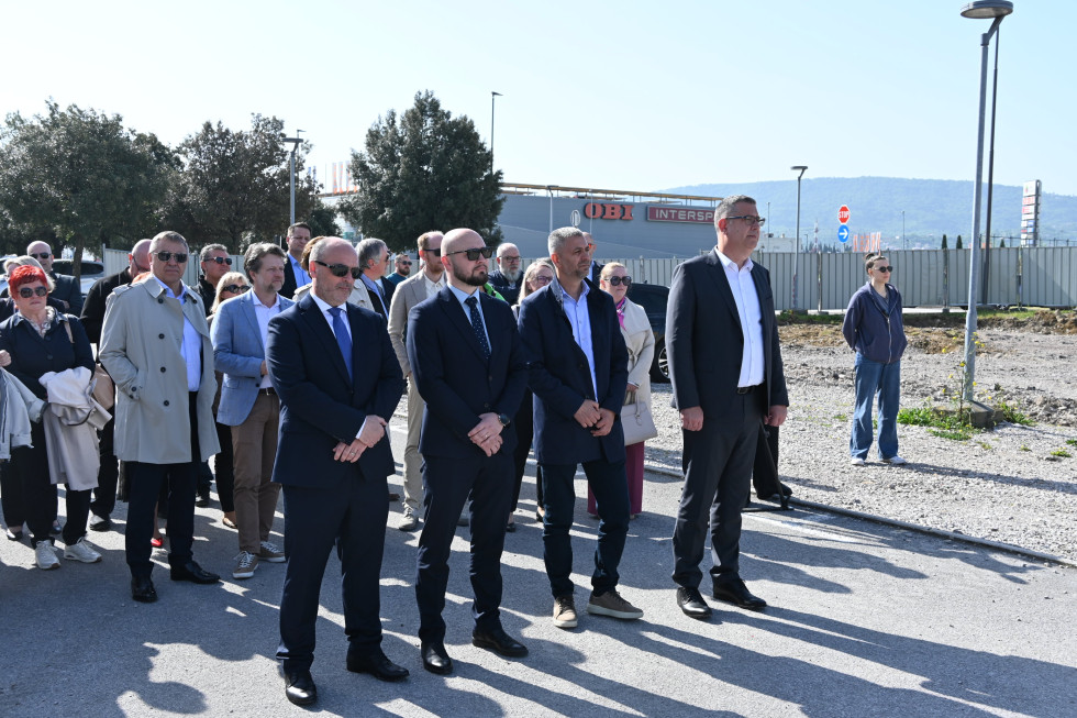 Množica stoji na gradbišču.