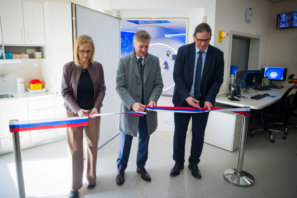 Ministrica, predsednik vlade in direktor UKC LJ režejo trak