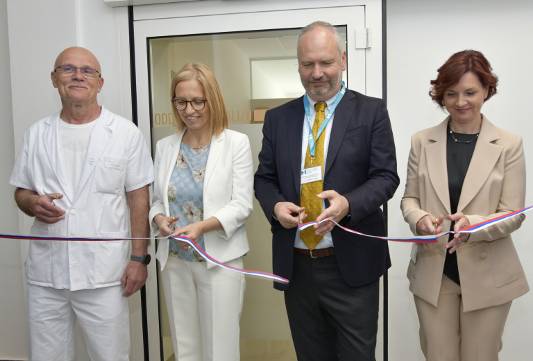 Ministrica za zdravje na slavnostni otvoritvi prenovljenega dializnega oddelka v SB Nova Gorica