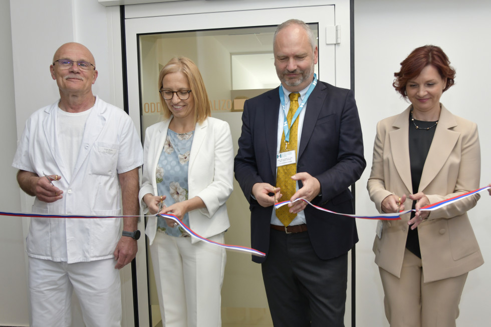 Ministrica z delegacijo reže trak za dializni center.