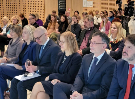 Sedeča publika v dvorani