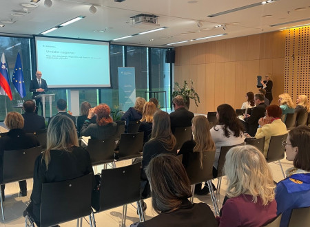 Vitek moški nagovarja z odra sedečo publiko