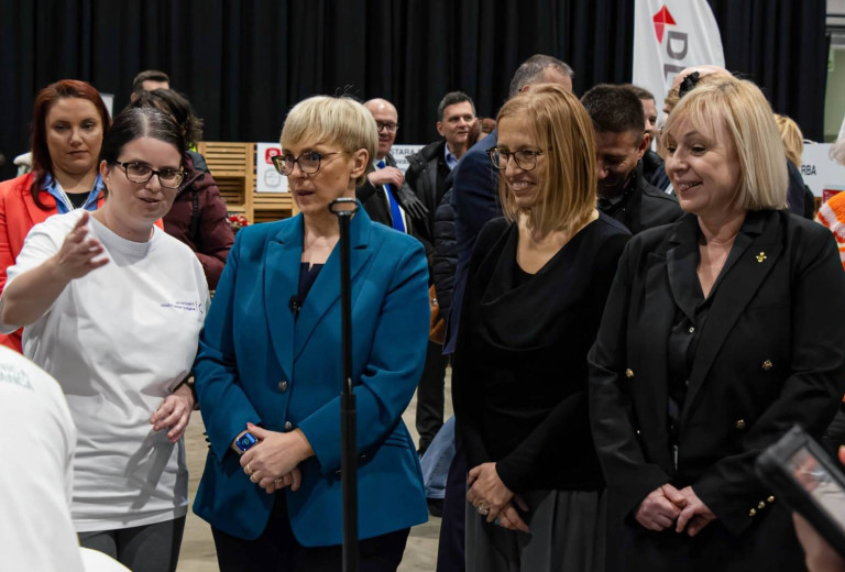 Ministrica za zdravje na vseslovenskem kariernem dogodku »Kam in kako – izberi poklic«