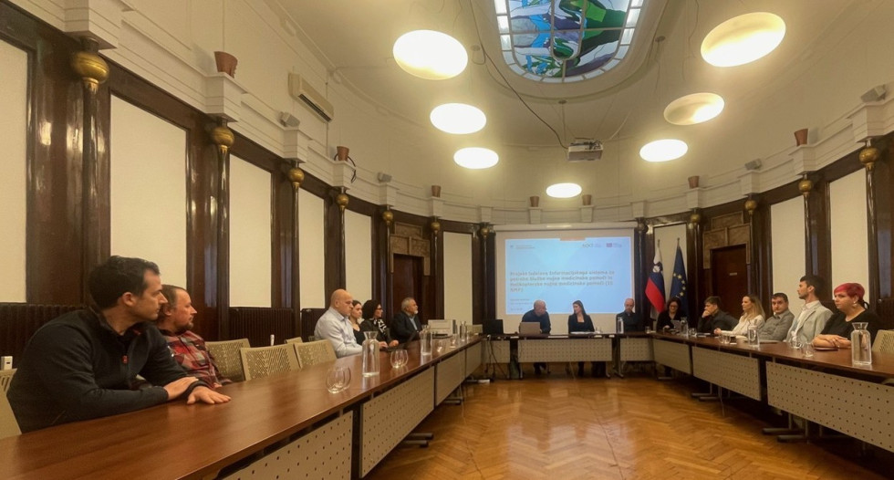 V veliki sejni sobi so mize v obliki črke U, za katerimi sedijo predstavniki projektne skupine 