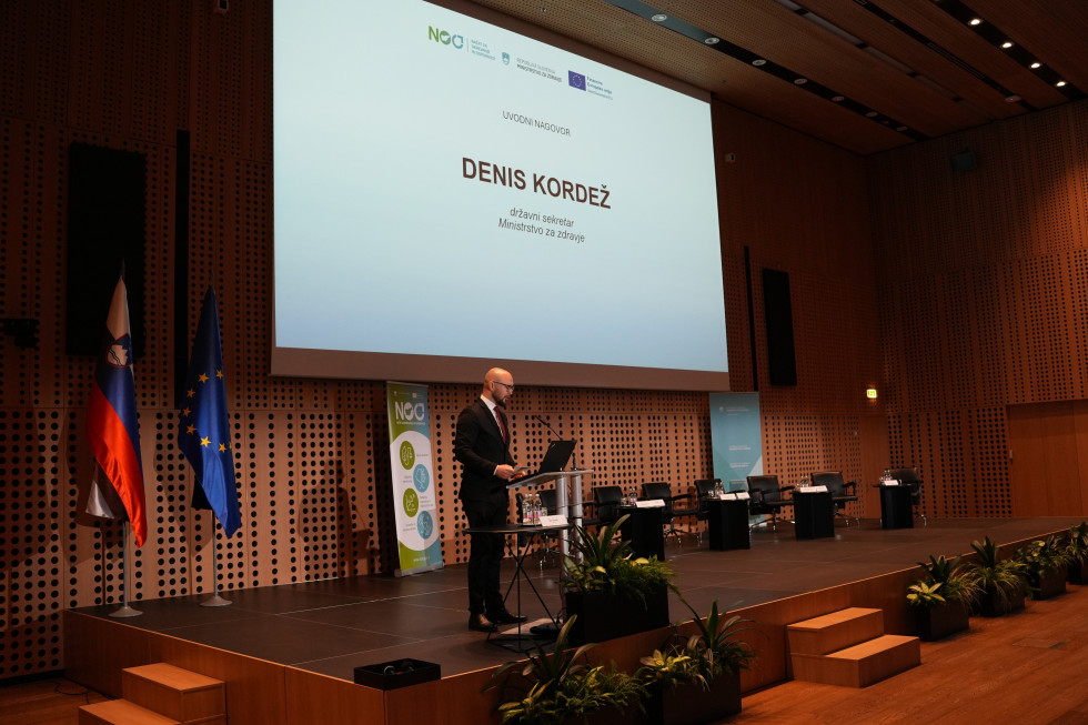 Državni sekretar na odru ima pozdravni nagovor. 