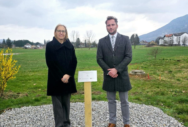 Podpis pogodbe in odkritje temeljnega kamna za izgradnjo heliporta v Kočevju 