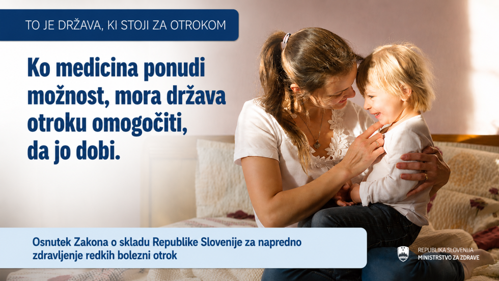 Infografika: mama, ki sedi na postelji in v naročju drži otroka. Oba se smejeta. Na levi strani napis: Ko medicina ponudi možnost, mora država otroku omogočiti, da jo dobi.
