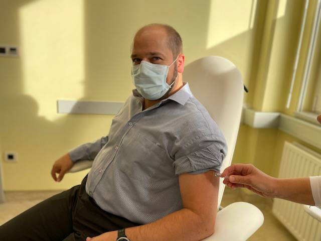 Minister Poklukar med cepljenjem proti gripi