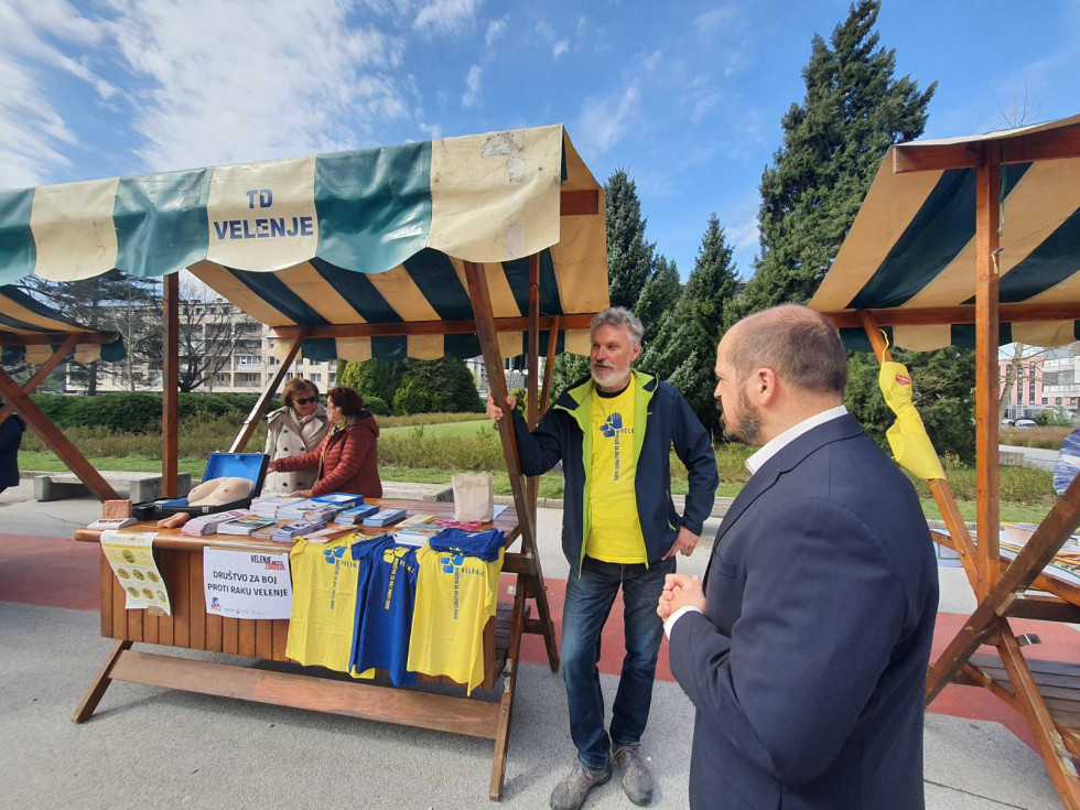 Minister Janez Poklukar ob stojnici za promocijo zdravja v Velenju.