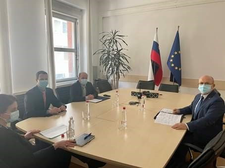 Ukrajinski veleposlanik Mykhail Brodovych na obisku pri ministru za zdravje Janezu Poklukarju. 