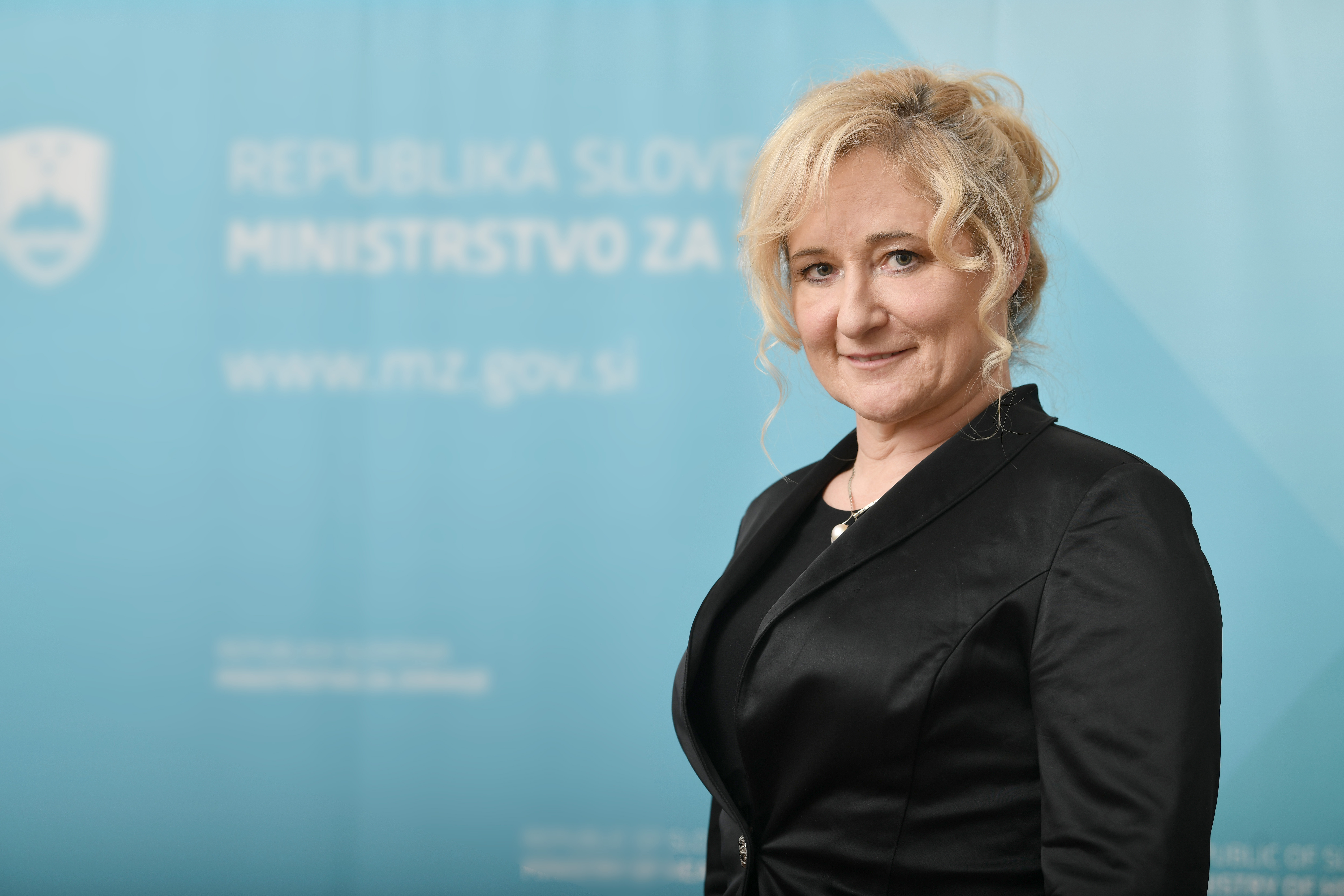 19062019 repar foto modro ozadje 1 19062019 repar foto modro ozadje 1
