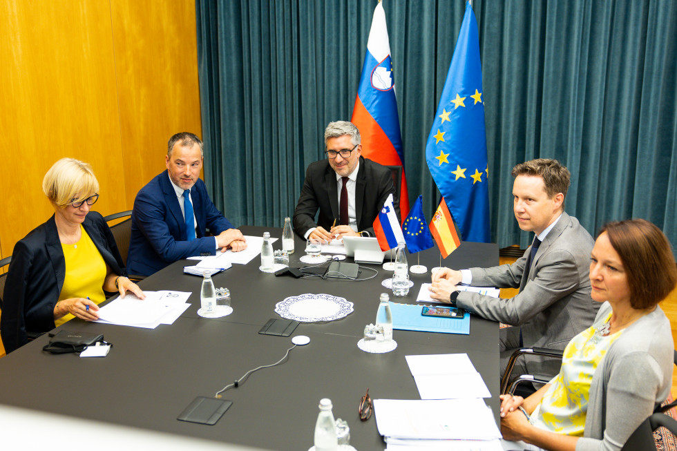 slovenska delegacija sedi za mizo
