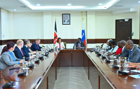 GbjpCfSWgAAP9O3 (V dvorani okoli mize sedita obe delegaciji)