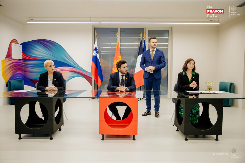 Predsednica Slovenije Nataša Pirc Musar, črnogorski predsednik vlade Dritan Abazović in francoska državna ministrica za Evropo Laurence Boone podpisujejo sporazum
