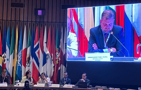 IMG 20241105 WA0001 1 (Govorec na zaslonu pred dvorano)