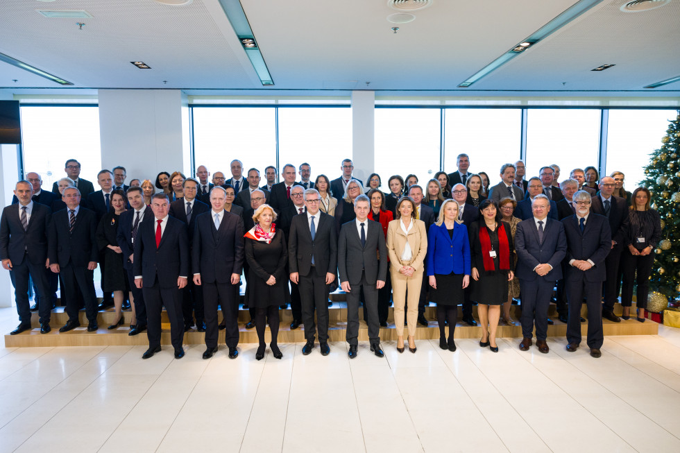 skupinska fotografija, diplomati, ministrica Tanja Fajon in predsednik vlade Robert Golob stojijo