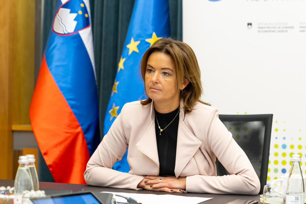 ministrica za mizo, v ozadju slovenska in EU zastava