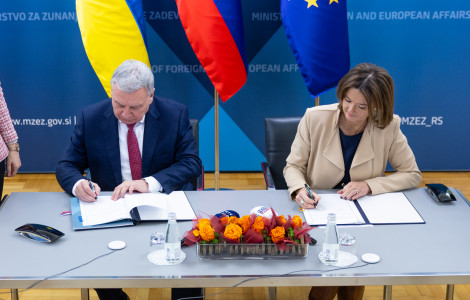 Ministrica podpis sporazuma z Ukarjino 7 (signing agreement, sitting at the table, minister Fajon and )