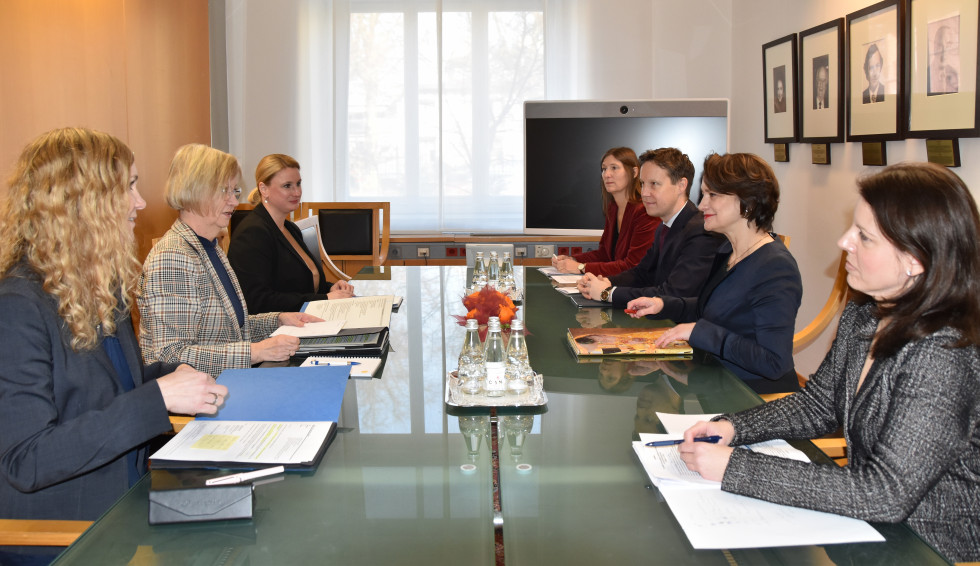 Slowenische und deutsche Delegation beim Gespräch, die Delegationsmitglieder sitzen hinten Sitzungstisch.