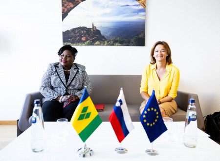 Ministrica Fajon v pogovoru z ministrico za zunanje zadeve in trgovino Svetega Vincencija in Grenadine Keisal Peters.