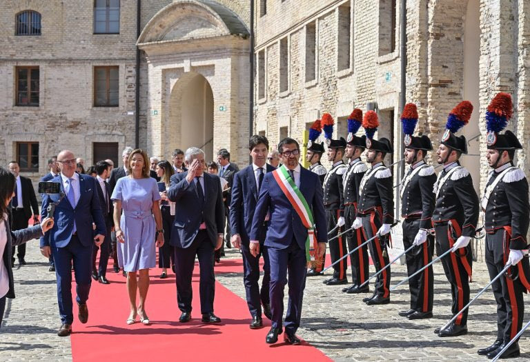 Ministrica za zunanje in evropske zadeve Tanja Fajon z ministrskima kolegoma Gordanom Grlić-Radmanom in Antonijem Tajanijem hodi po rdeči preprogi