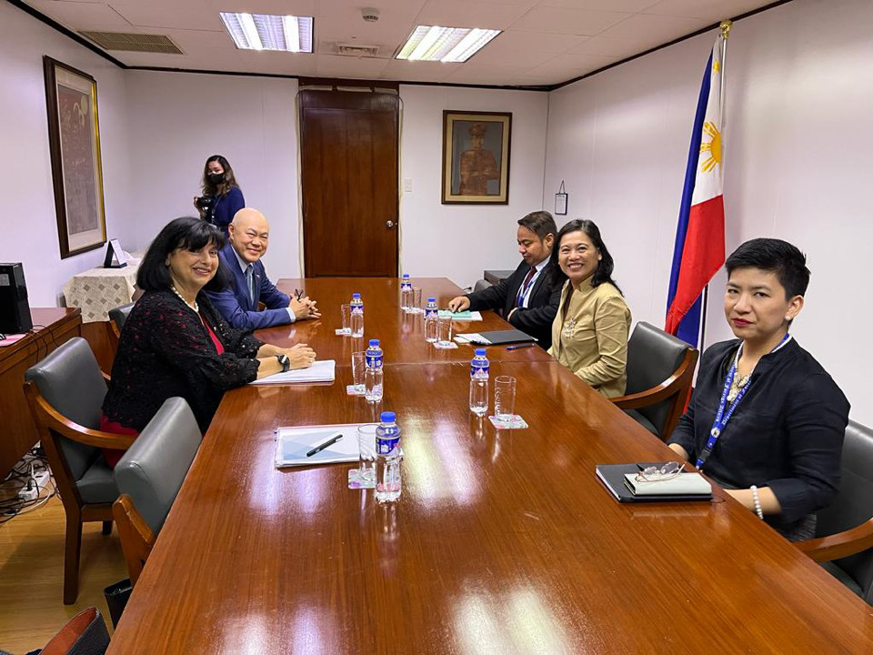 Generalna sekretarka mag. Renata Cvelbar Bek na obisku na Filipinih z delegacijo sedi za mizo