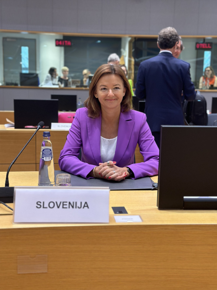 Ministrica Tanja Fajon sedi za mizo pred začetkom zasedanja