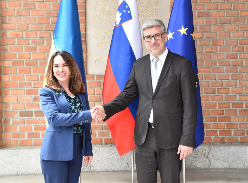 Državni sekretar Marko Štucin in namestnica ministra za pravosodje Ukrajine Iryna Mudra med rokovanjem
