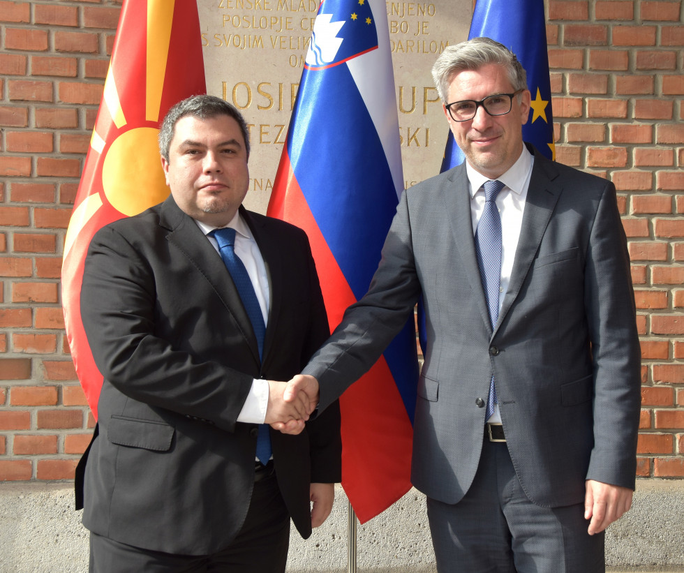 Državni sekretar Marko Štucin in podpredsednik Vlade Severne Makedonije za evropske zadeve Bojan Maričik med rokovanjem