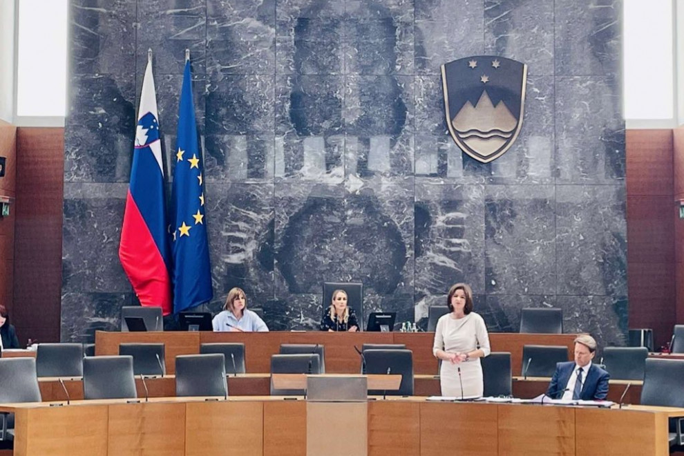 Ministrica Fajon med nagovorom v Državnem zboru Republike Slovenije
