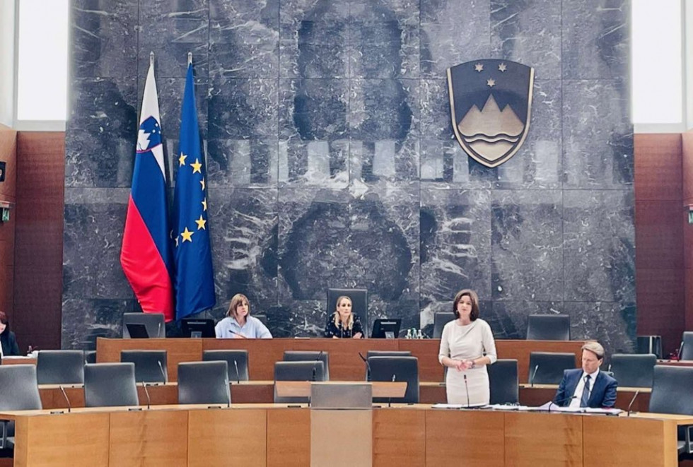 Ministrica Fajon med nagovorom v Državnem zboru Republike Slovenije