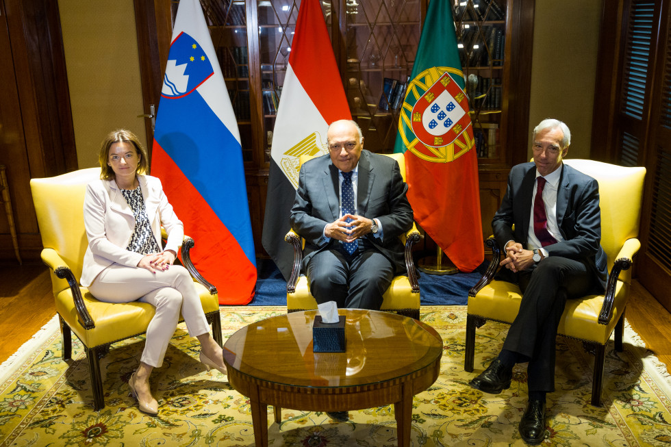 Ministrica Fajon z egiptovskim zunanjim ministrom Samehom Shoukryjem in portugalskim kolegom Joaom Cravinhom