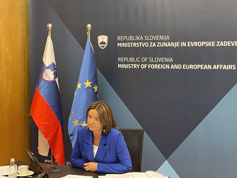 Ministrica Tanja Fajon na videokonferenčnem srečanju zunanjih ministrov EU, gleda proti zaslonu