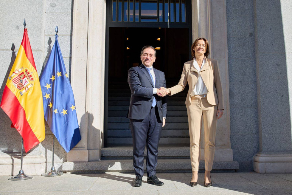 Ministrica Tanja Fajon in španski zunanji minister José Manuel Albares med rokovanjem