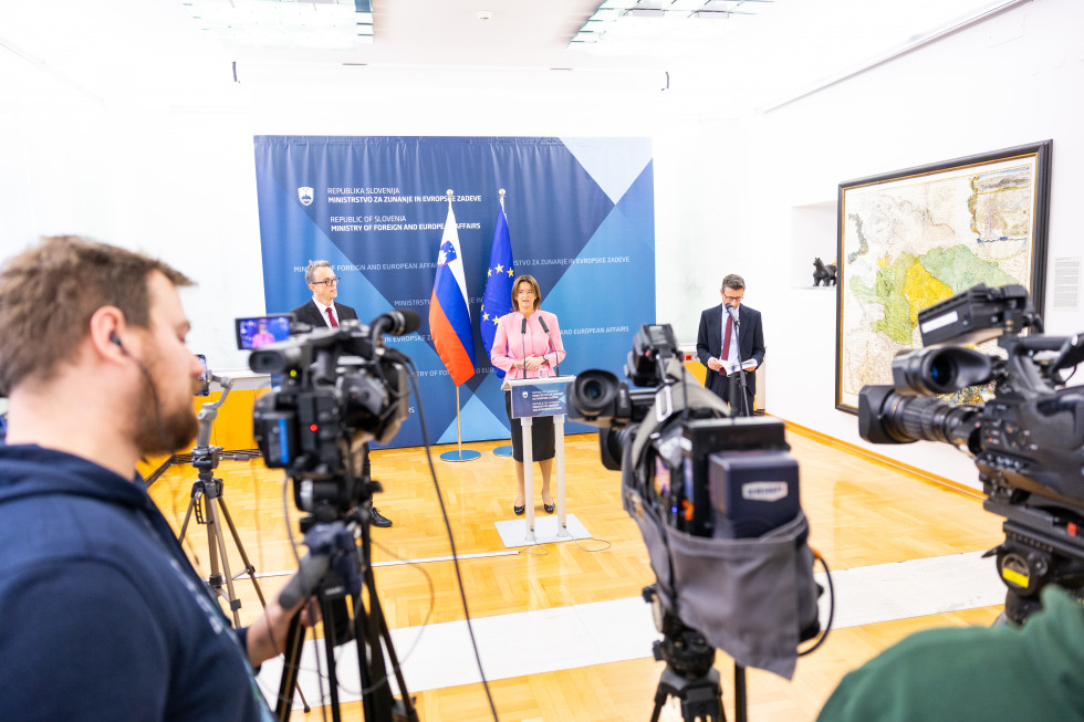 viktor mlakar, tanja fajon, dragan barbutovski na novinarski konferenci