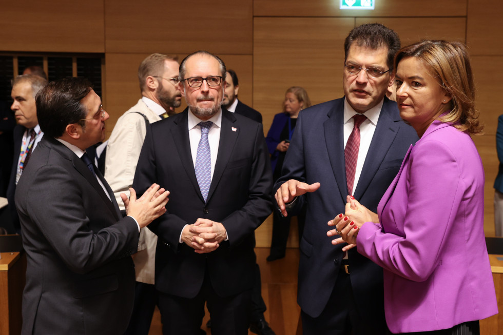 Ministrica Tanja Fajon z evropskim komisarjem Lenarčičem med pogovori, poleg že zunaja ministra Avstrije in Španije