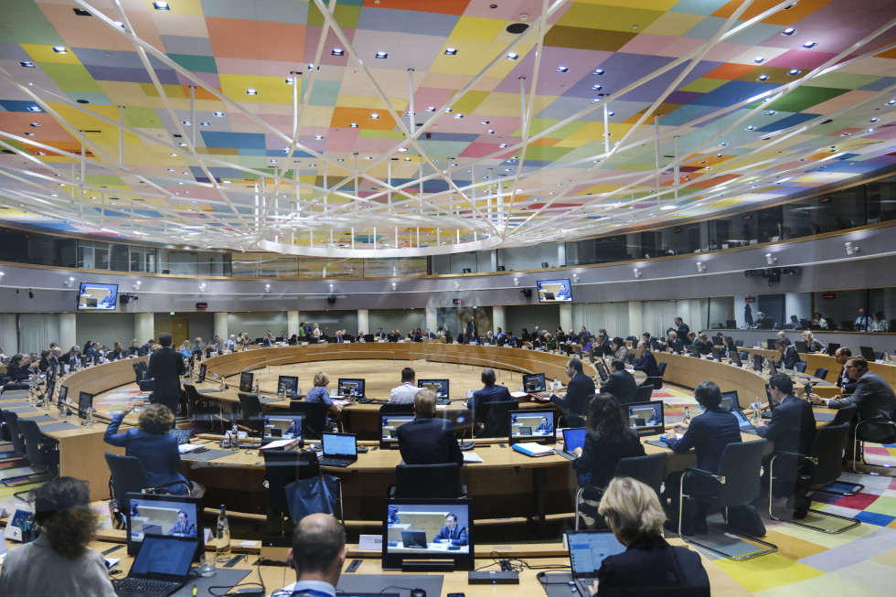 Zasedanje Sveta EU za splošne zadeve, udeleženci sedijo za okroglo mizo
