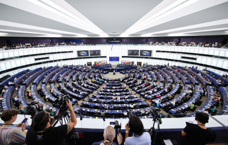 ursula (Nagovor predsednice Evropske komisije Ursule von der Leyen, videti je celoten Evropski parlament in spredaj novinarje in fotografije, ki od daleč fotografirajo predsednico)